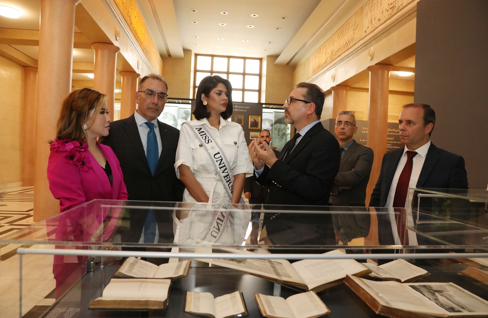 Στη Βουλή των Ελλήνων η Μις Υφήλιος 2023