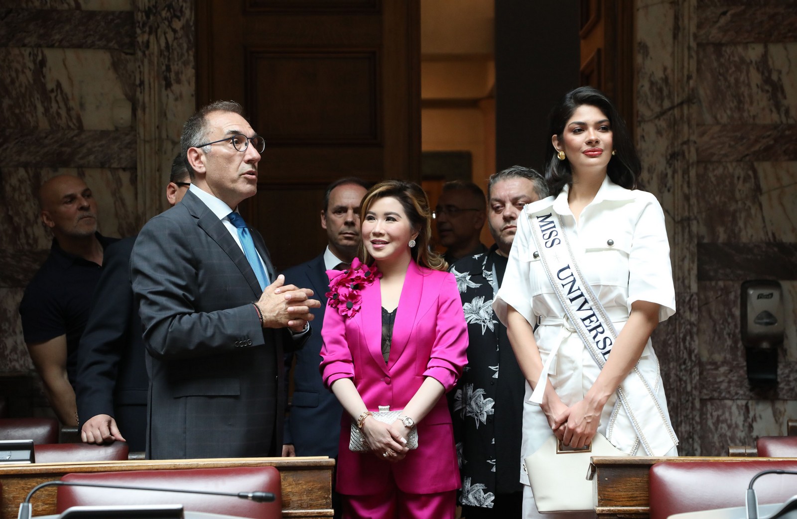 Στη Βουλή των Ελλήνων η Μις Υφήλιος 2023