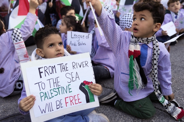 Παιδιά διαδηλώνουν υπέρ του παλαιστινιακού κράτους