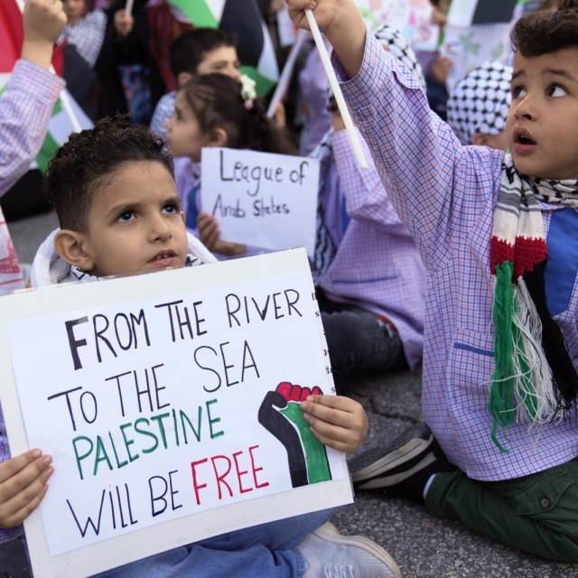 Παιδιά διαδηλώνουν υπέρ του παλαιστινιακού κράτους