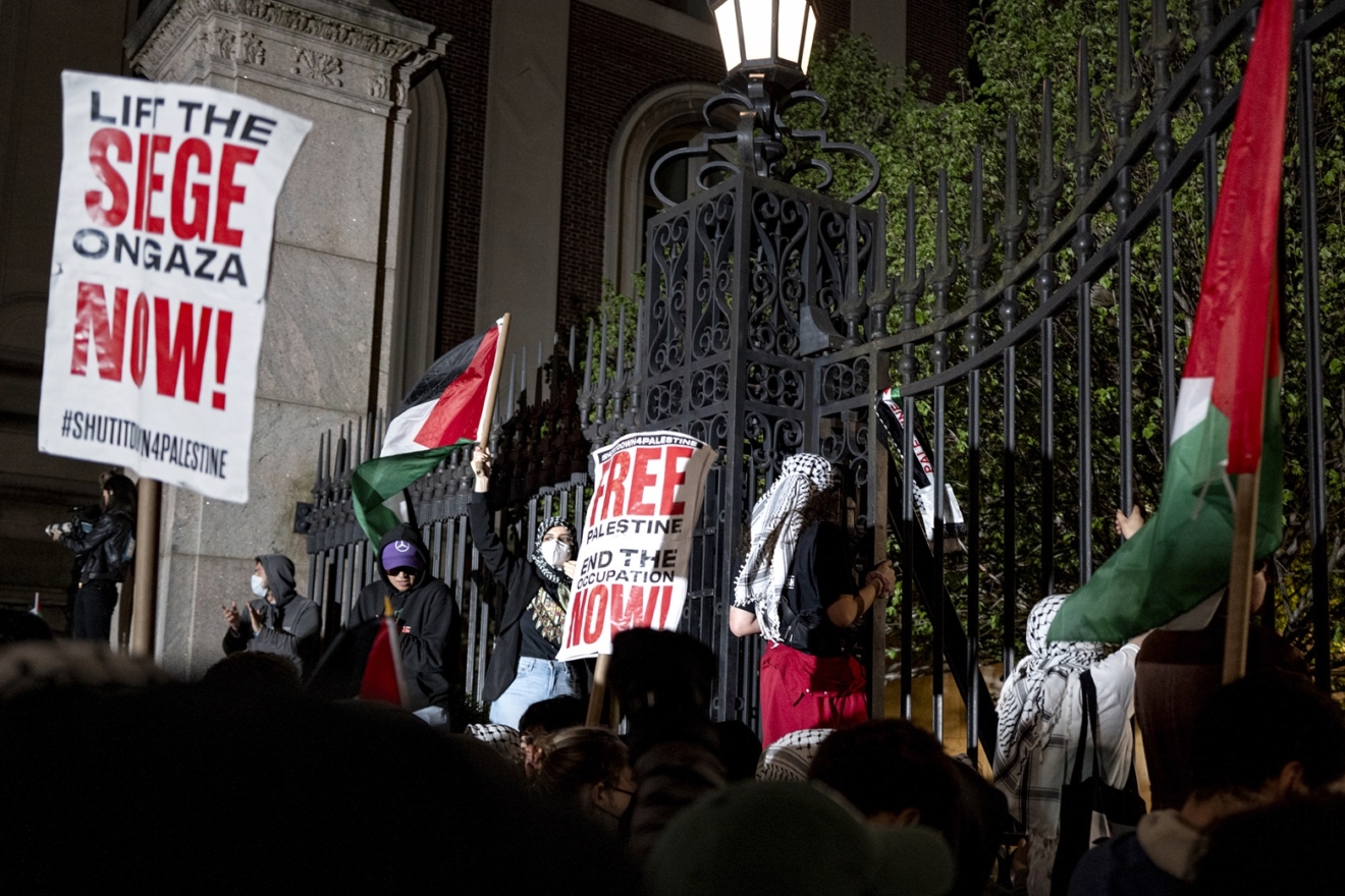 Διαδηλωτές στο πανεπιστήμιο Κολούμπιο των ΗΠΑ κατά την αστυνομική έφοδο