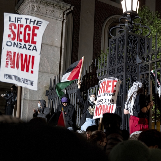 Διαδηλωτές στο πανεπιστήμιο Κολούμπιο των ΗΠΑ κατά την αστυνομική έφοδο