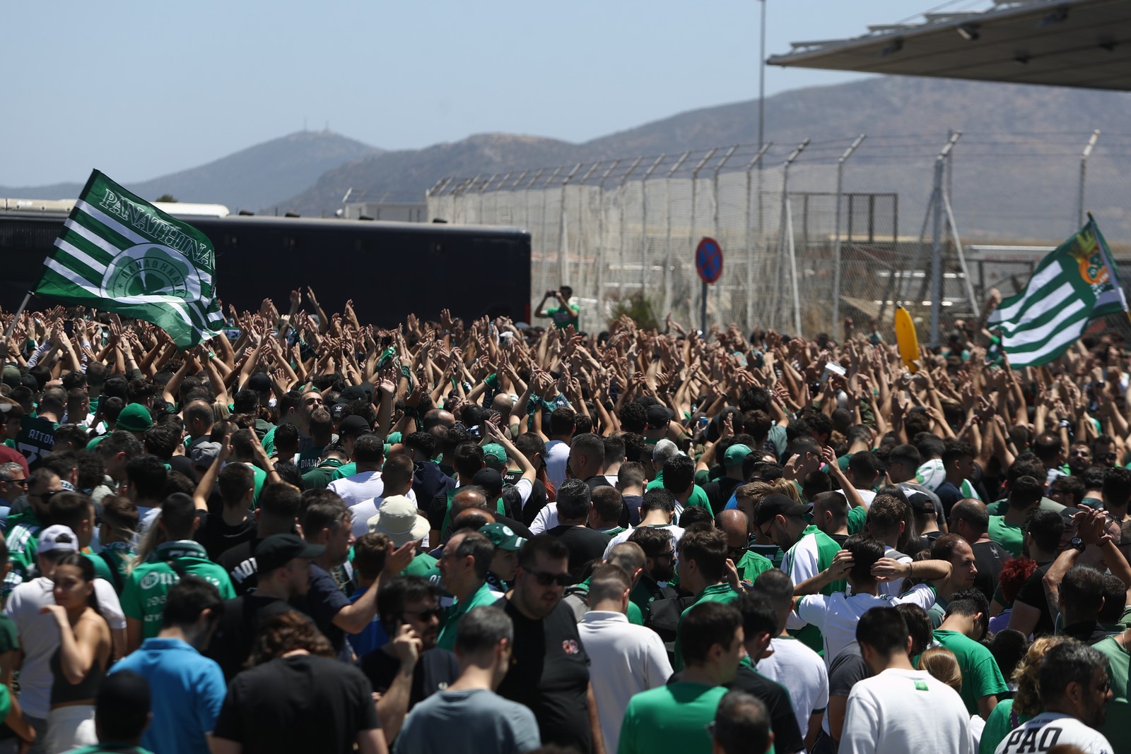 Οπαδοί του Παναθηναϊκού στο "Ελ. Βενιζέλος"