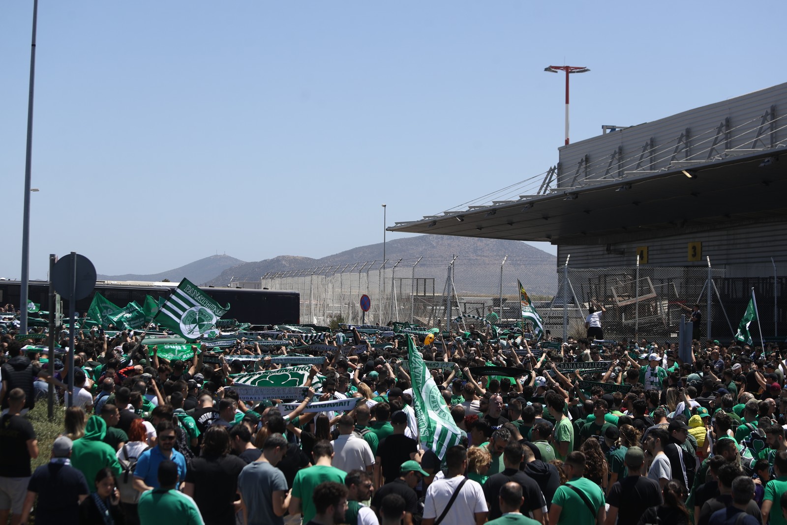 Οπαδοί του Παναθηναϊκού στο "Ελ. Βενιζέλος"