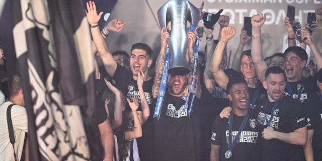 Stoiximan Super League: Το βίντεο με το ταξίδι του τροπαίου από την Αθήνα στα χέρια του Βιεϊρίνια