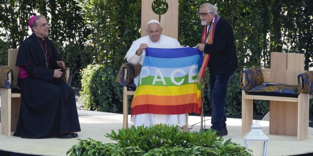 Ο Πάπας Φραγκίσκος δέχεται μια σημαία ειρήνης από τον πατέρα Alex Zanotelli