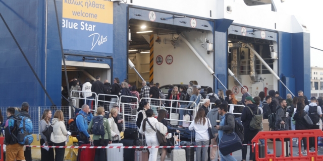 Στιγμιότυπο από το λιμάνι του Πειραιά το πρωί της Μεγάλης Πέμπτης 2 Μαΐου 2024. Από το λιμάνι του Πειραιά αναμένονταν η αναχώρηση δεκάδων πλοίων για τα νησιά του Αιγαίου με εκδρομείς για την εορτή του Πάσχα