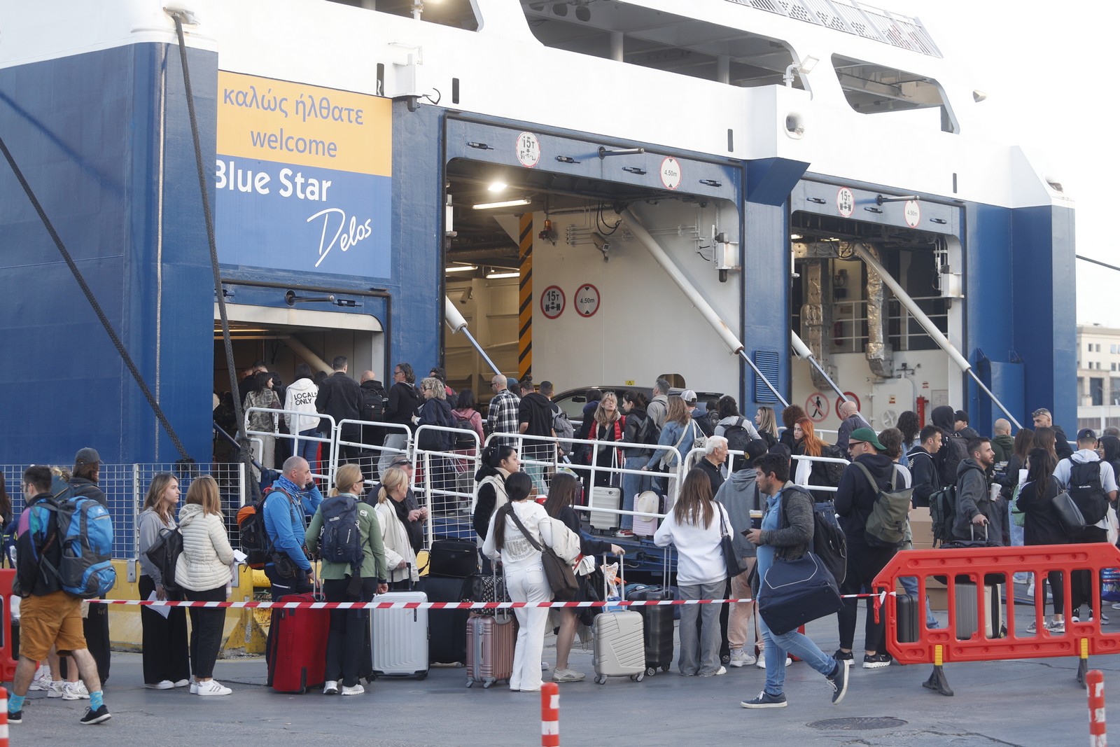 Στιγμιότυπο από το λιμάνι του Πειραιά το πρωί της Μεγάλης Πέμπτης 2 Μαΐου 2024. Από το λιμάνι του Πειραιά αναμένονταν η αναχώρηση δεκάδων πλοίων για τα νησιά του Αιγαίου με εκδρομείς για την εορτή του Πάσχα