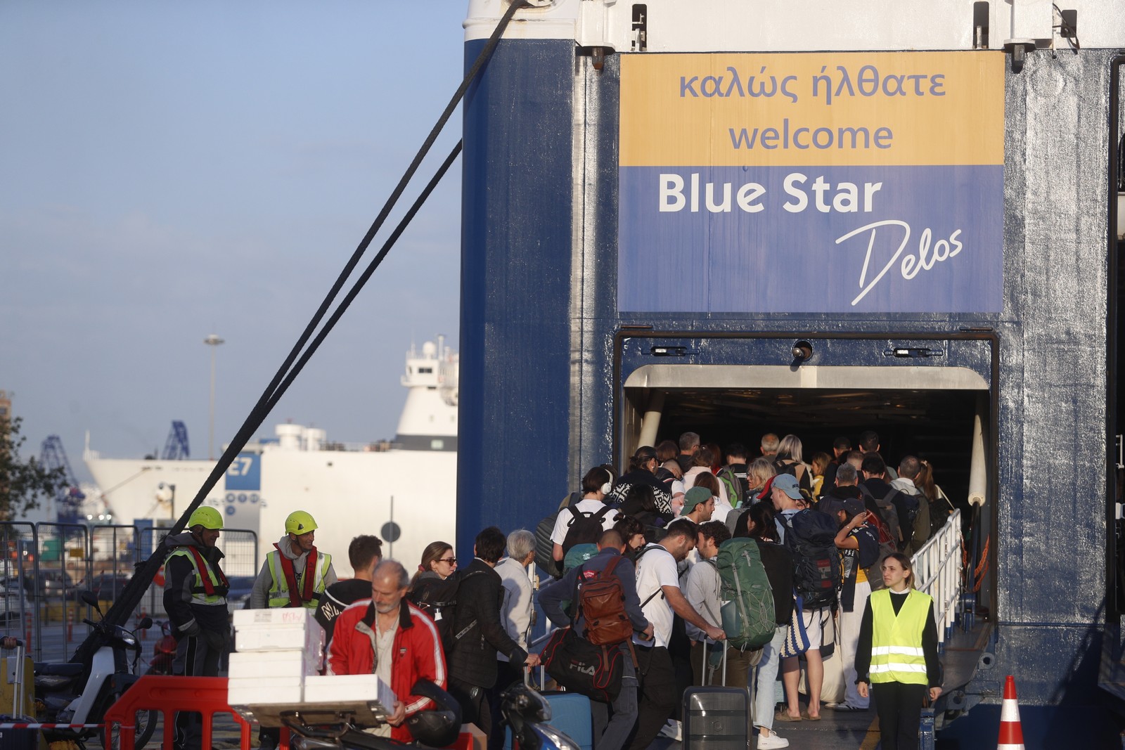 Στιγμιότυπο από το λιμάνι του Πειραιά το πρωί της Μεγάλης Πέμπτης 2 Μαΐου 2024. Από το λιμάνι του Πειραιά αναμένονταν η αναχώρηση δεκάδων πλοίων για τα νησιά του Αιγαίου με εκδρομείς για την εορτή του Πάσχα
