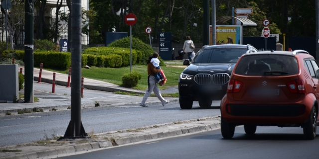 Το σημείο στην οδό Πειραιώς όπου διερχόμενο όχημα παρέσυρε πέντε άτομα