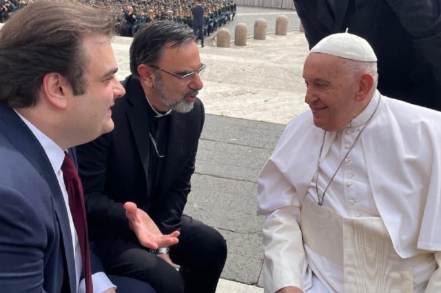 O Κυριάκος Πιερρακάκης στο Βατικανό με τον Πάπα
