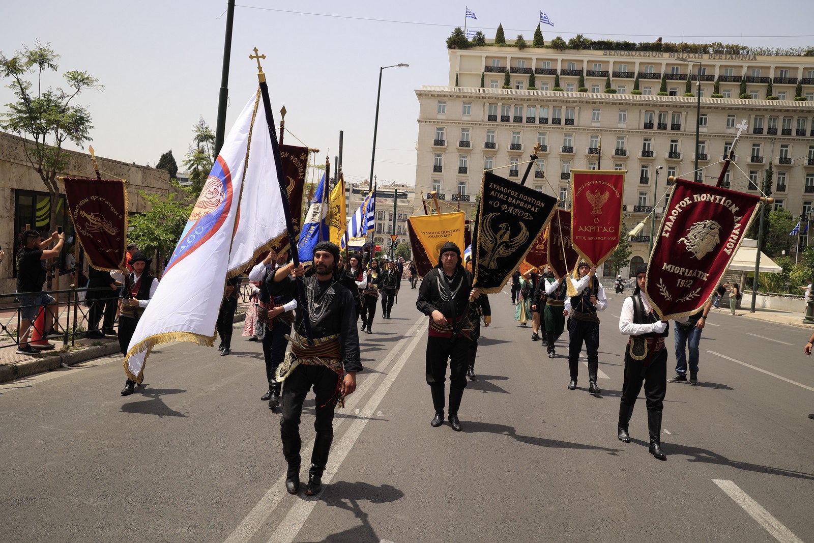Κατάθεση στεφάνων στο Μνημείο του Αγνώστου Στρατιώτη από την Παμποντιακή Ομοσπονδίας Ελλάδος (ΠΟΕ) και αλλαγή της προεδρικής φρουράς με Πόντιους Εύζωνες για την Ημέρα Μνήμης της Γενοκτονίας των Ελλήνων του Πόντου, Κυριακή 19 Μαΐου 2024. 