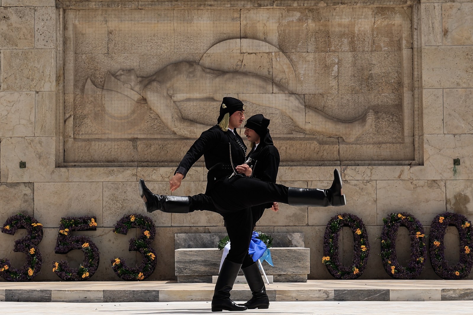 Κατάθεση στεφάνων στο Μνημείο του Αγνώστου Στρατιώτη από την Παμποντιακή Ομοσπονδίας Ελλάδος (ΠΟΕ) και αλλαγή της προεδρικής φρουράς με Πόντιους Εύζωνες για την Ημέρα Μνήμης της Γενοκτονίας των Ελλήνων του Πόντου, Κυριακή 19 Μαΐου 2024.