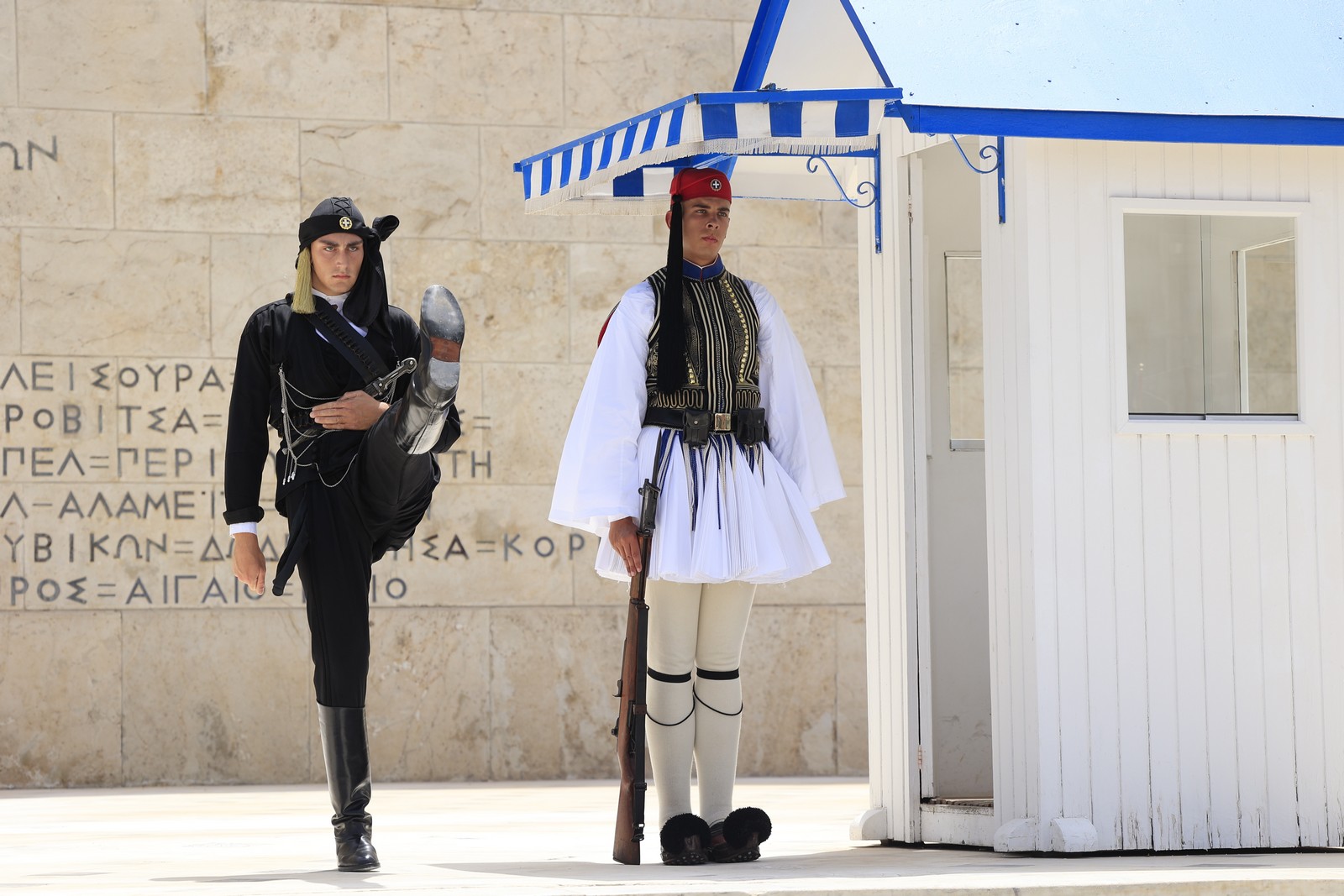 Κατάθεση στεφάνων στο Μνημείο του Αγνώστου Στρατιώτη από την Παμποντιακή Ομοσπονδίας Ελλάδος (ΠΟΕ) και αλλαγή της προεδρικής φρουράς με Πόντιους Εύζωνες για την Ημέρα Μνήμης της Γενοκτονίας των Ελλήνων του Πόντου, Κυριακή 19 Μαΐου 2024. 