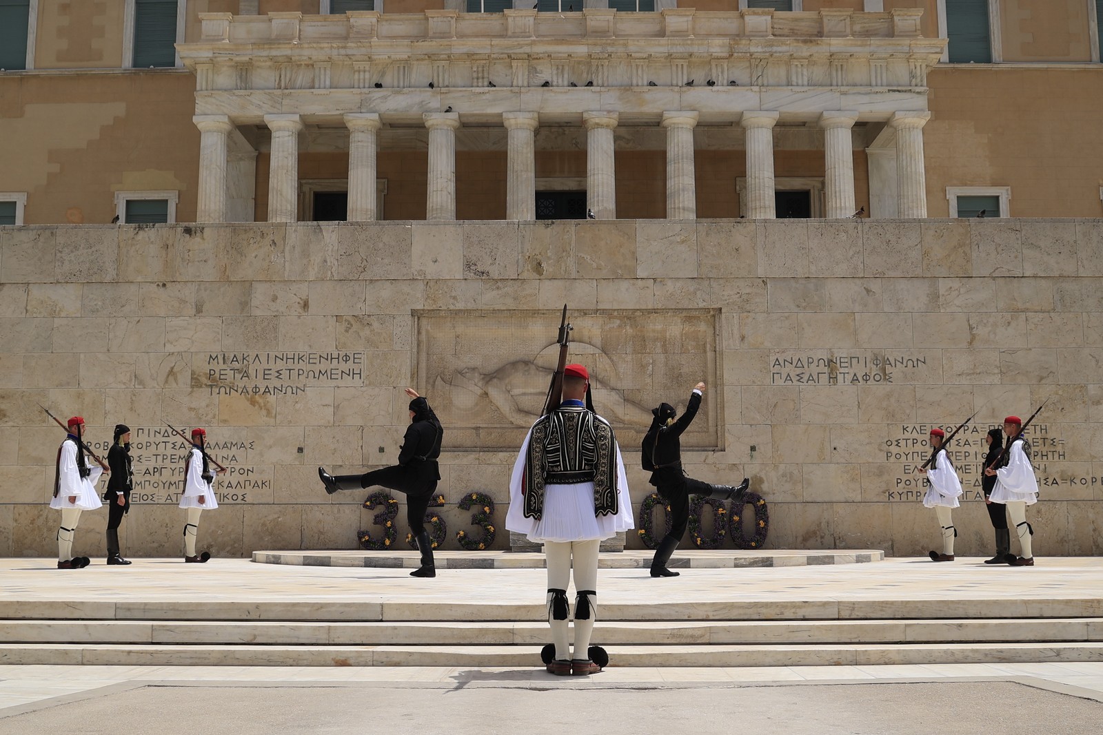 Κατάθεση στεφάνων στο Μνημείο του Αγνώστου Στρατιώτη από την Παμποντιακή Ομοσπονδίας Ελλάδος (ΠΟΕ) και αλλαγή της προεδρικής φρουράς με Πόντιους Εύζωνες για την Ημέρα Μνήμης της Γενοκτονίας των Ελλήνων του Πόντου, Κυριακή 19 Μαΐου 2024. 
