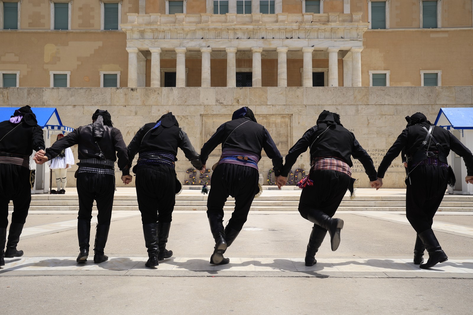 Κατάθεση στεφάνων στο Μνημείο του Αγνώστου Στρατιώτη από την Παμποντιακή Ομοσπονδίας Ελλάδος (ΠΟΕ) και αλλαγή της προεδρικής φρουράς με Πόντιους Εύζωνες για την Ημέρα Μνήμης της Γενοκτονίας των Ελλήνων του Πόντου, Κυριακή 19 Μαΐου 2024.