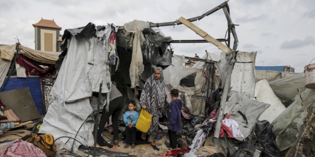 Εκτοπισμένοι Παλαιστίνιοι μετά τους βομβαρδισμούς σε καταυλισμό στη Ράφα
