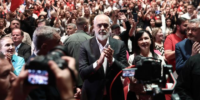Ο Έντι Ράμα στο κλειστό του Γαλατσίου
