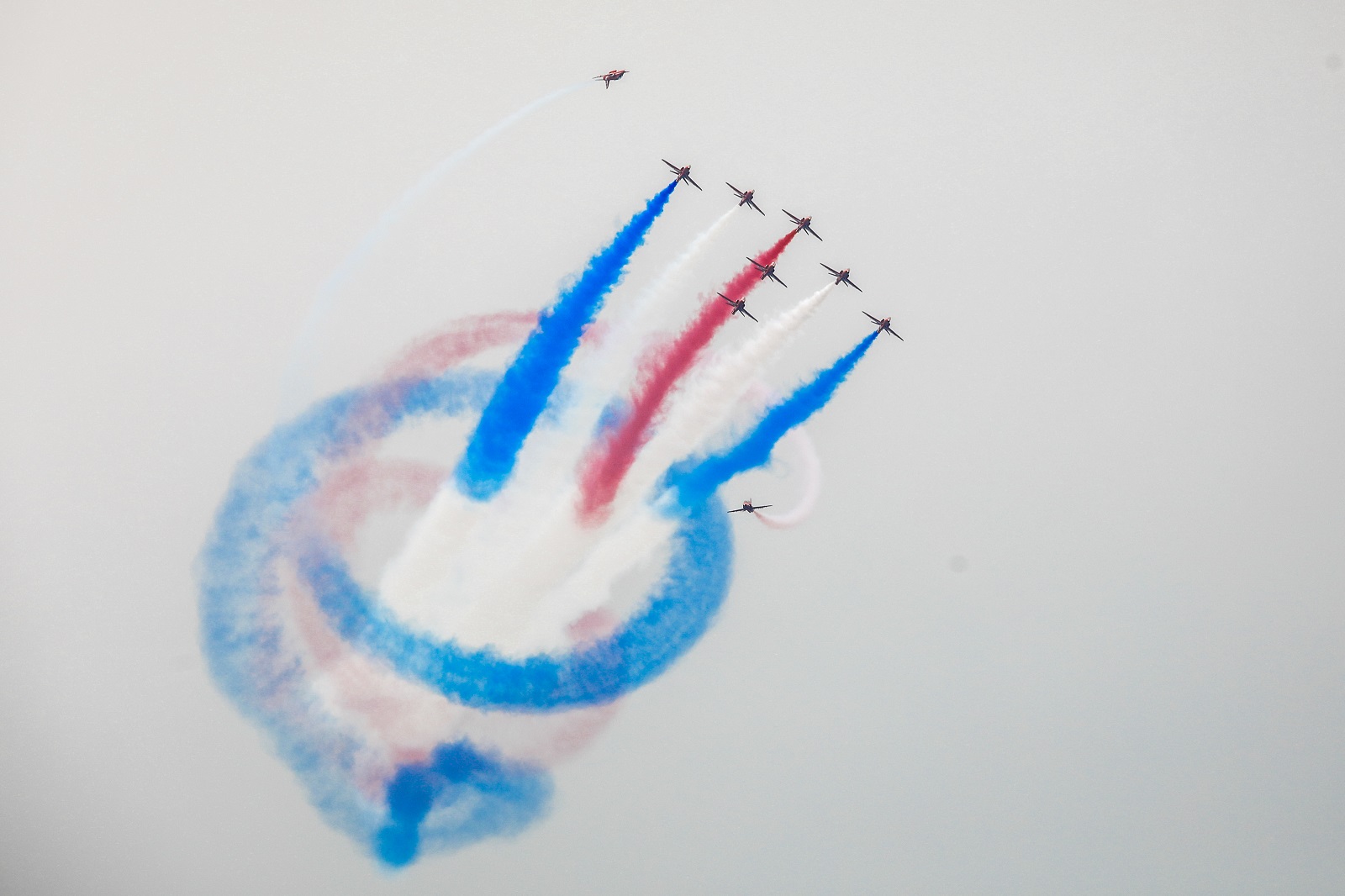 ΕΠΙΔΕΙΞΗ ΤΟΥ ΑΚΡΟΒΑΤΙΚΟΥ ΣΜΗΝΟΥΣ RED ARROWS ΤΗΣ ΒΡΕΤΑΝΙΚΗΣ ΠΟΛΕΜΙΚΗΣ ΑΕΡΟΠΟΡΙΑΣ ΓΙΑ ΤΗΝ ΕΠΕΤΕΙΟ ΤΗΣ ΜΑΧΗΣ ΤΗΣ ΚΡΗΤΗΣ
