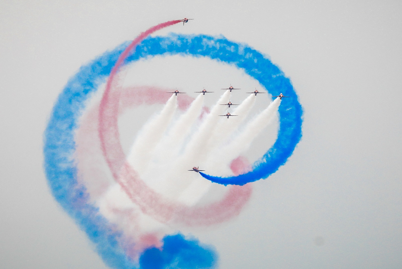 Επίδειξη του ακροβατικού σμήνους RED ARROWS της Βρετανικής Πολεμικής Αεροπορίας για την επέτειο της Μάχης της Κρήτης.