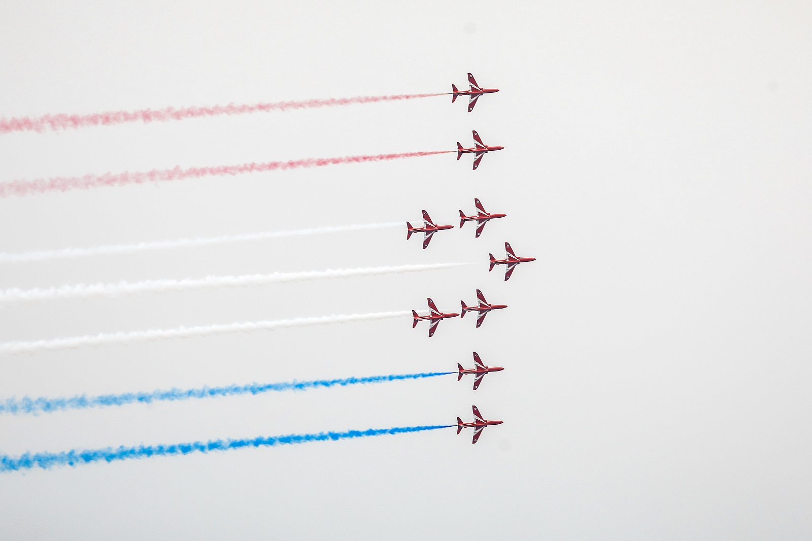 Επίδειξη του ακροβατικού σμήνους RED ARROWS της Βρετανικής Πολεμικής Αεροπορίας για την επέτειο της Μάχης της Κρήτης.