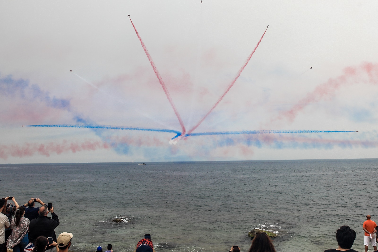 Επίδειξη του ακροβατικού σμήνους RED ARROWS της Βρετανικής Πολεμικής Αεροπορίας για την επέτειο της Μάχης της Κρήτης.