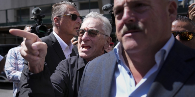 O Robert De Niro λογομαχεί με έναν υποστηρικτή του Τραμπ έξω από το δικαστήριο της Νέας Υόρκης