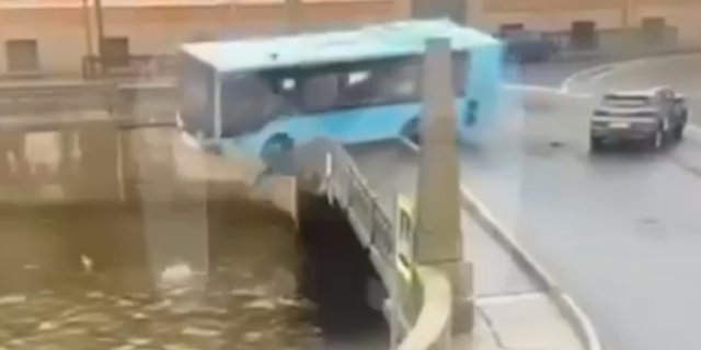 Ρωσία: Λεωφορείο έπεσε στα νερά ποταμού – Ένας επιβάτης σκοτώθηκε