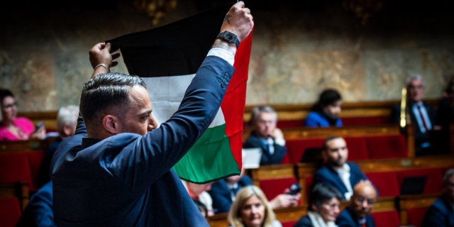 Γαλλία: Βουλευτής της αριστεράς ύψωσε παλαιστινιακή σημαία στην Εθνοσυνέλευση