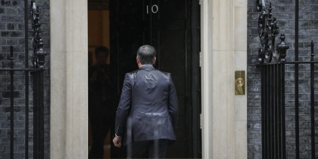 Ο Ρίσι Σούνακ επιστρέφει στη Ντάουνινγκ Στριτ μετά την προκήρυξη εκλογών