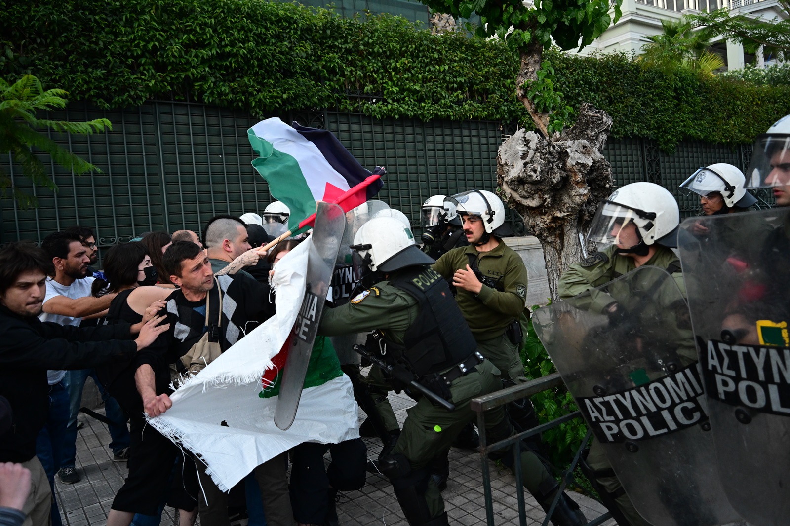 Επίθεση των ΜΑΤ σε διαδηλωτές υπέρ της Παλαιστίνης
