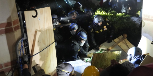 Δυνάμεις της Αστυνομίας διαλύουν τα οδοφράγματα των φοιτητών στην πανεπιστημιούπολη του UCLA