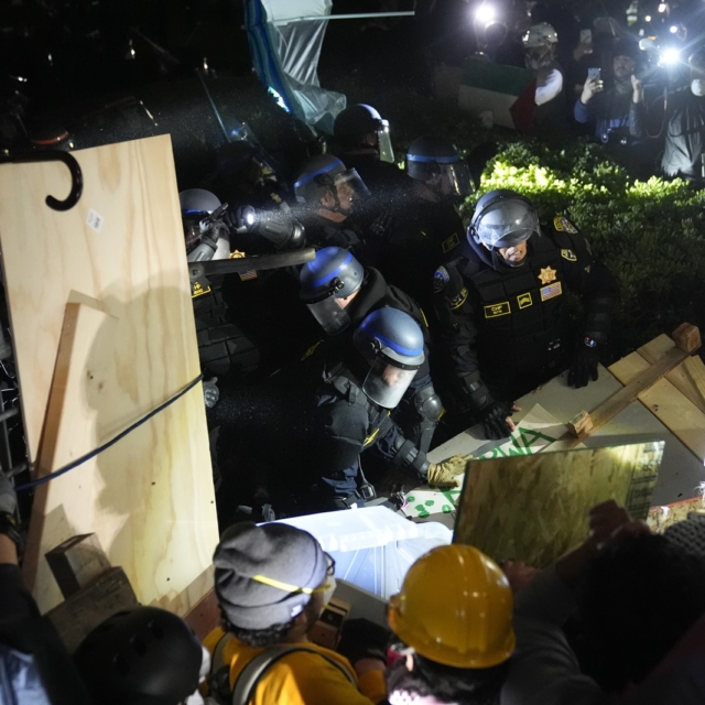 Δυνάμεις της Αστυνομίας διαλύουν τα οδοφράγματα των φοιτητών στην πανεπιστημιούπολη του UCLA