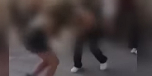 Αδιανόητος ξυλοδαρμός ανήλικων κοριτσιών για τους κοιλιακούς τους