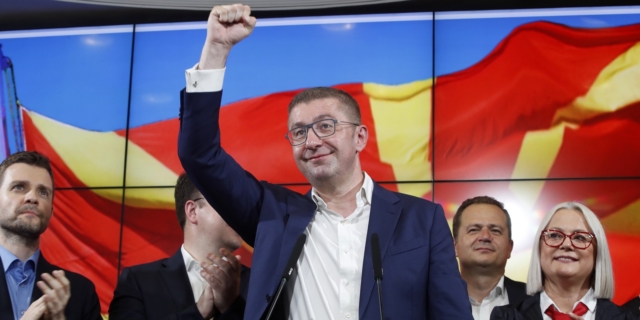Ο Hristijan Mickoski, ο ηγέτης του κεντροδεξιού κόμματος της αντιπολίτευσης VMRO-DPMNE πανηγυρίζει μετά από την νίκη στις εκλογές στη Βόρεια Μακεδονία