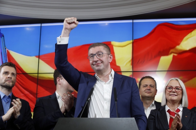 Ο Hristijan Mickoski, ο ηγέτης του κεντροδεξιού κόμματος της αντιπολίτευσης VMRO-DPMNE πανηγυρίζει μετά από την νίκη στις εκλογές στη Βόρεια Μακεδονία