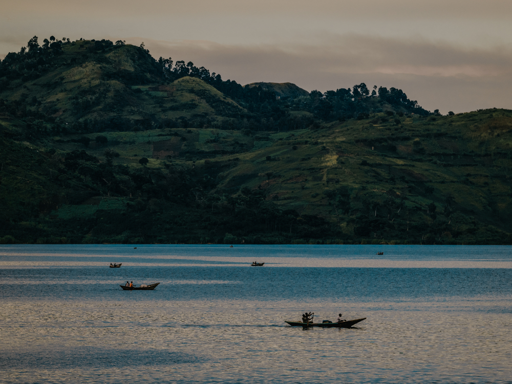 Οι ομάδες των Γιατρών Χωρίς Σύνορα ταξιδεύουν με μοτοσικλέτες κατά μήκος της λίμνης Κίβου για να φτάσουν στο κέντρο υγείας στη Minova για να παραδώσουν ιατρικές προμήθειες και να παρέχουν φροντίδα στους ασθενείς. 