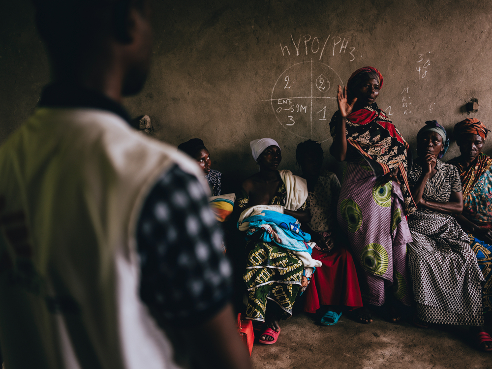 Στιγμιότυπο από τη συνεδρία ευαισθητοποίησης για τη σεξουαλική βία που διοργανώθηκε από τους Γιατρούς Χωρίς Σύνορα στο Κέντρο Υγείας Kishinji.