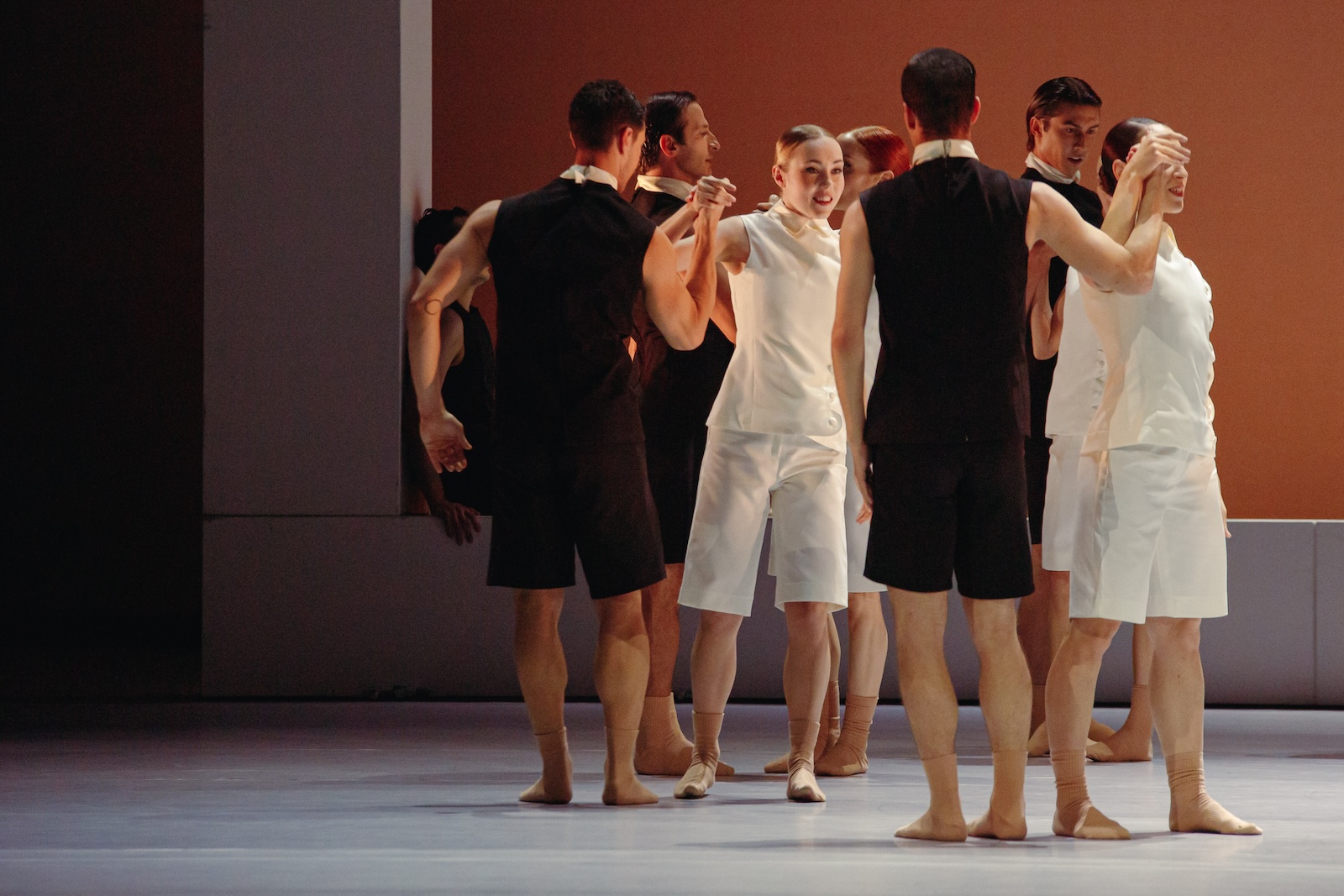 Η Αλίσια Τάουνσεντ πλαισιωμένη από τους συγχορευτές της 