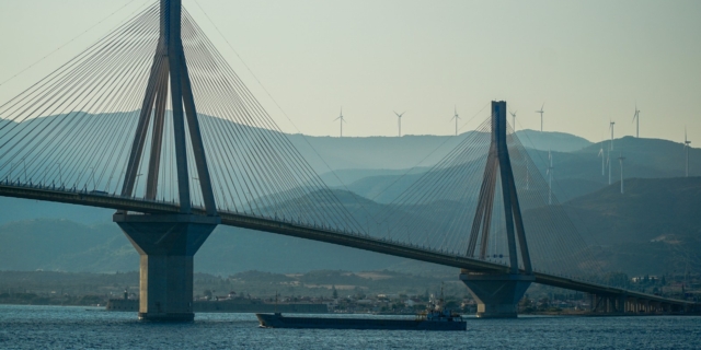 Μνημεία σε όλη την ΕΕ φωταγωγούνται για τις ευρωεκλογές – H γέφυρα Ρίου – Αντιρρίου ανάμεσά τους