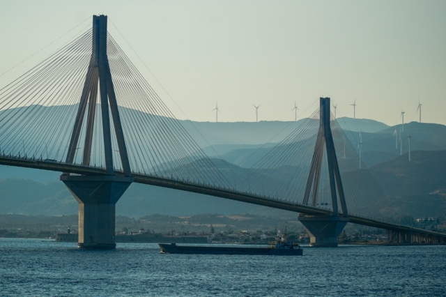 Μνημεία σε όλη την ΕΕ φωταγωγούνται για τις ευρωεκλογές – H γέφυρα Ρίου – Αντιρρίου ανάμεσά τους