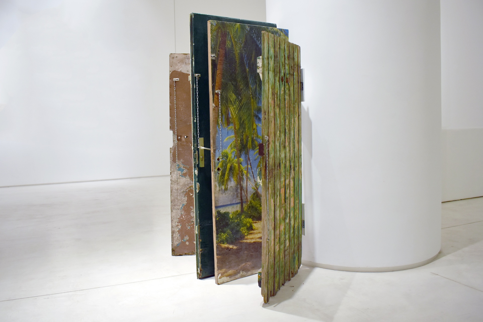 Bertille Bak Χωρίς τίτλο, 2009 Εγκατάσταση (Πόρτες, αλυσίδες, λουκέτα) Μεταβλητές διαστάσεις Αγορά 2017 στο πλαίσιο του προγράμματος «NEON FUND FOR EMST» Αρ. Εισ. 1141/17