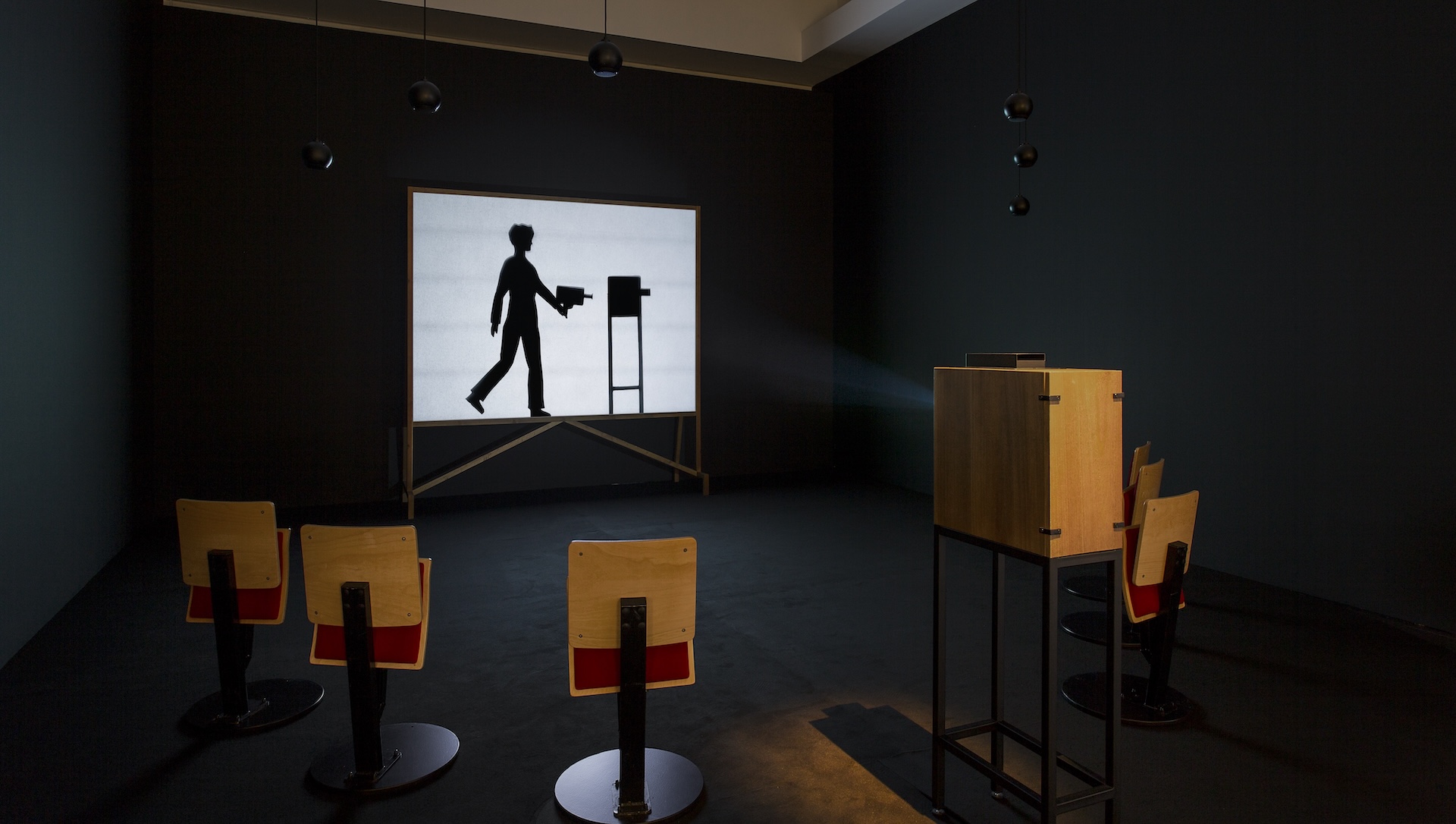 Bouchra Khalili The Magic Lantern, 2020-2022. Βίντεο εγκατάσταση (φιλμ και αντικείμενα). Όψη εγκατάστασης από την ατομική έκθεση Between Circles and Constellations, Museum of Contemporary Art, Βαρκελώνη, 2023 Ευγενική παραχώρηση της καλλιτέχνιδας