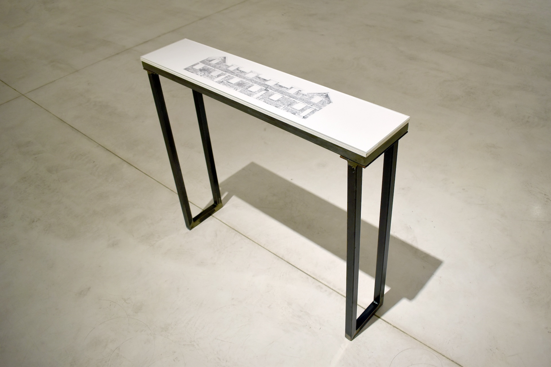 Bertille Bak Block #20, 2014 Μαύρο μελάνι σε χαρτί, μέταλλο, πλέξιγκλας 86.5 x 21 x 100 εκ Αγορά 2017 στο πλαίσιο του προγράμματος «NEON FUND FOR EMST» Αρ. Εισ. 1142/17