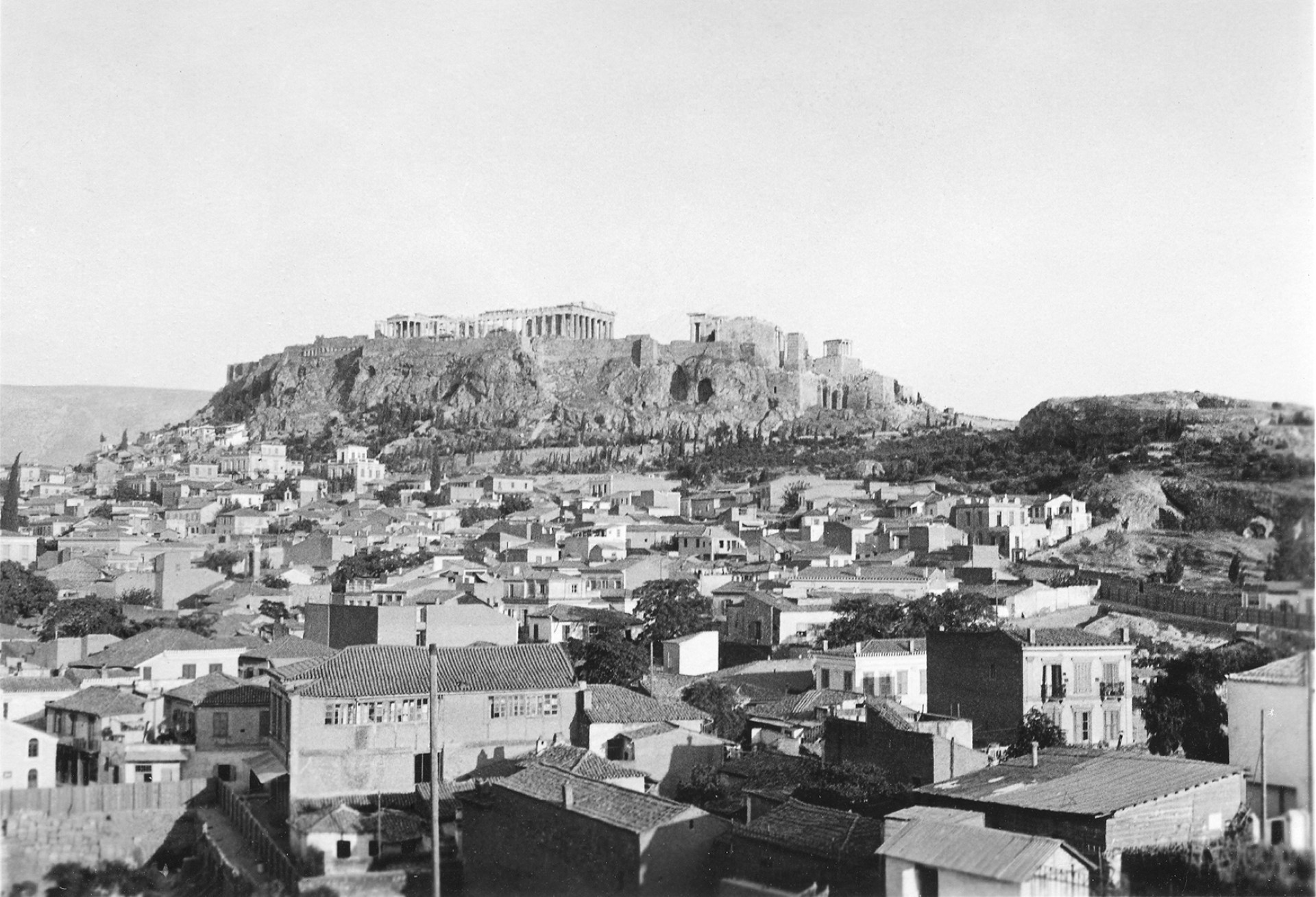 Η συνοικία το 1932. Άποψη προς νοτιοανατολικά. Σε αυτό το πανόραμα διαπιστώνεται πόσο πυκνή ήταν η δόμηση της  Βρυσακίου στους πρόποδες της Ακρόπολης.