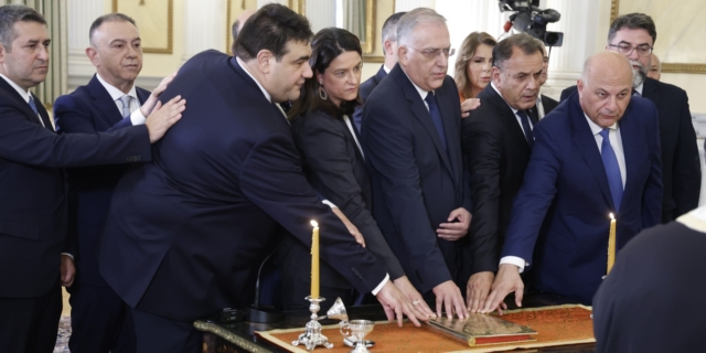 Ορκωμοσία των νέων υπουργών και υφυπουργών στο Προεδρικό Μέγαρο
