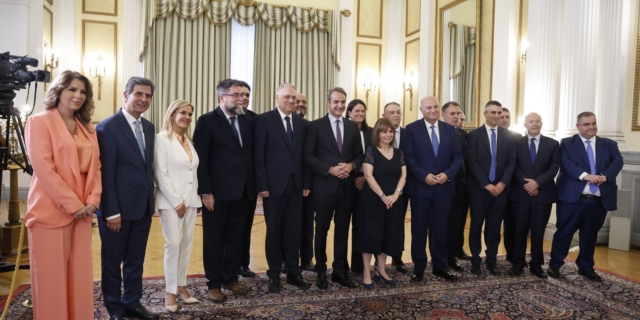 Ορκωμοσία των νέων υπουργών και υφυπουργών στο Προεδρικό Μέγαρο