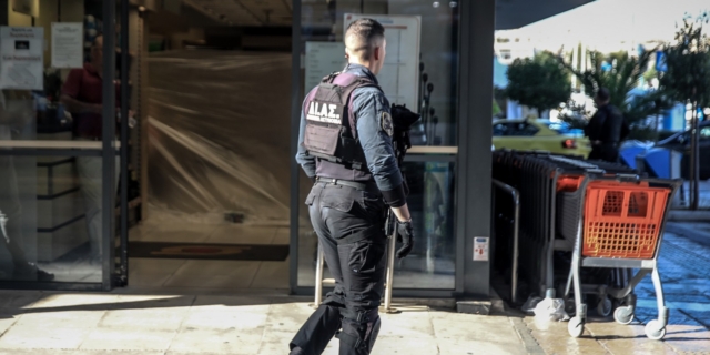 Πυροβολισμοί με ένα νεκρό έξω από σούπερ μάρκετ στον Πειραιά