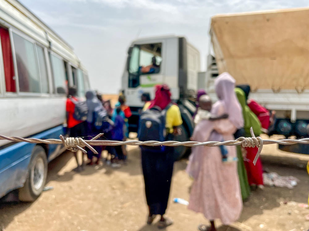 Πρόσφυγες και επαναπατρισμένοι επιβιβάζονται στα οχήματα που θα τους μεταφέρουν από το συνοριακό σημείο Joda, μεταξύ του Νοτίου Σουδάν και του Σουδάν, στο κέντρο διέλευσης στο Renk.