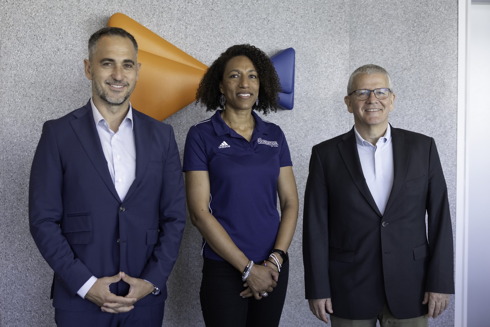 Ο Πάνος Κωνσταντόπουλος, Πρόεδρος του Kaizen Foundation, η Carine Nkoue, νέα Γενική Γραμματέας του UEFA Foundation for Children και ο Urs Kluser, απερχόμενος Γενικός Γραμματέας του UEFA Foundation for Children